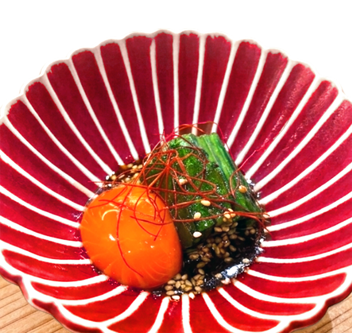 卵黄を添えた季節の一品